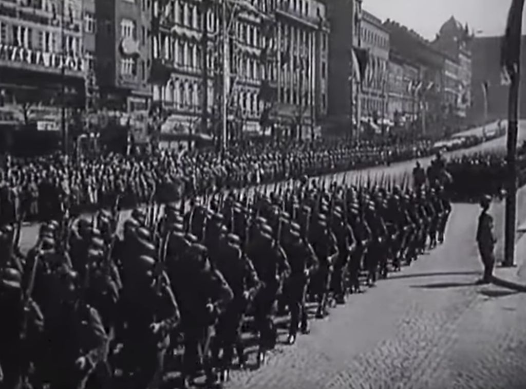 Апрель 1939 года. Парад немецких войск в Праге в 1939 году. Немецкие войска входят в Прагу. Парад немцев в Пскове. Германский парад в зеленых.
